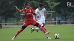 Pemain Persika berebut bola dengan pemain Timnas Jepang U-19 saat uji tanding di Lapangan B Kompleks GBK, Jakarta, Selasa (27/3). Persika kalah 2-3 dari Jepang U-19. (Liputan6.com/Helmi Fithriansyah)