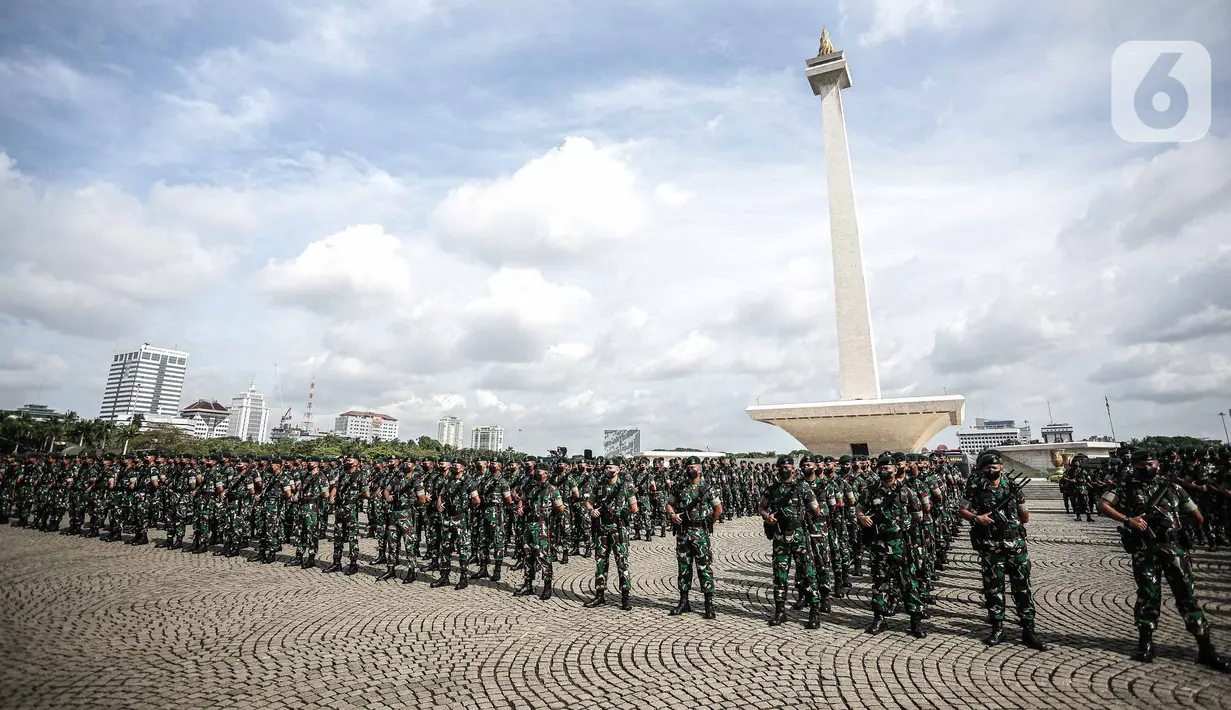 Prajurit TNI AD mengikuti Apel Gelar Pasukan Jajaran TNI AD di Lapangan Monas, Jakarta, Selasa (25/1/2022). Pasukan TNI AD dan Alutsista dipamerkan saat mengikuti gelar apel pasukan. (Liputan6.com/Faizal Fanani)