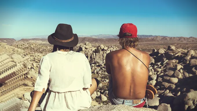 [Bintang] Ngaku, 5 Hal Ini Pasti Dirasakan oleh Kamu yang Jatuh Cinta Sama Teman Sendiri