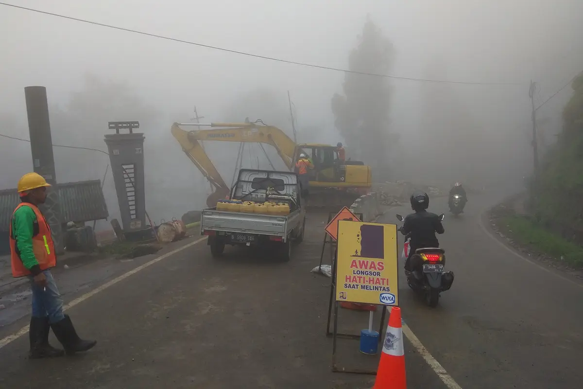 Pekerja masih terus berusaha memperbaiki jalur Puncak, Bogor, yang mengalami longsor. (Liputan6.com/Achmad Sudarno)