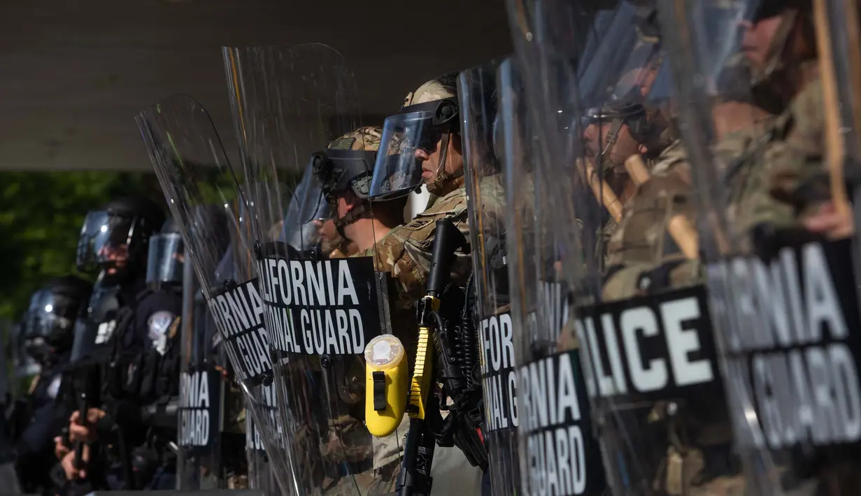 Selain itu, untuk mengatasi aksi unjuk rasa yang memprotes penangkapan puluhan orang oleh agen imigrasi federal, jumlah personel pasukan Garda Nasional yang dikerahkan juga akan ditambah. (Apu GOMES/AFP)