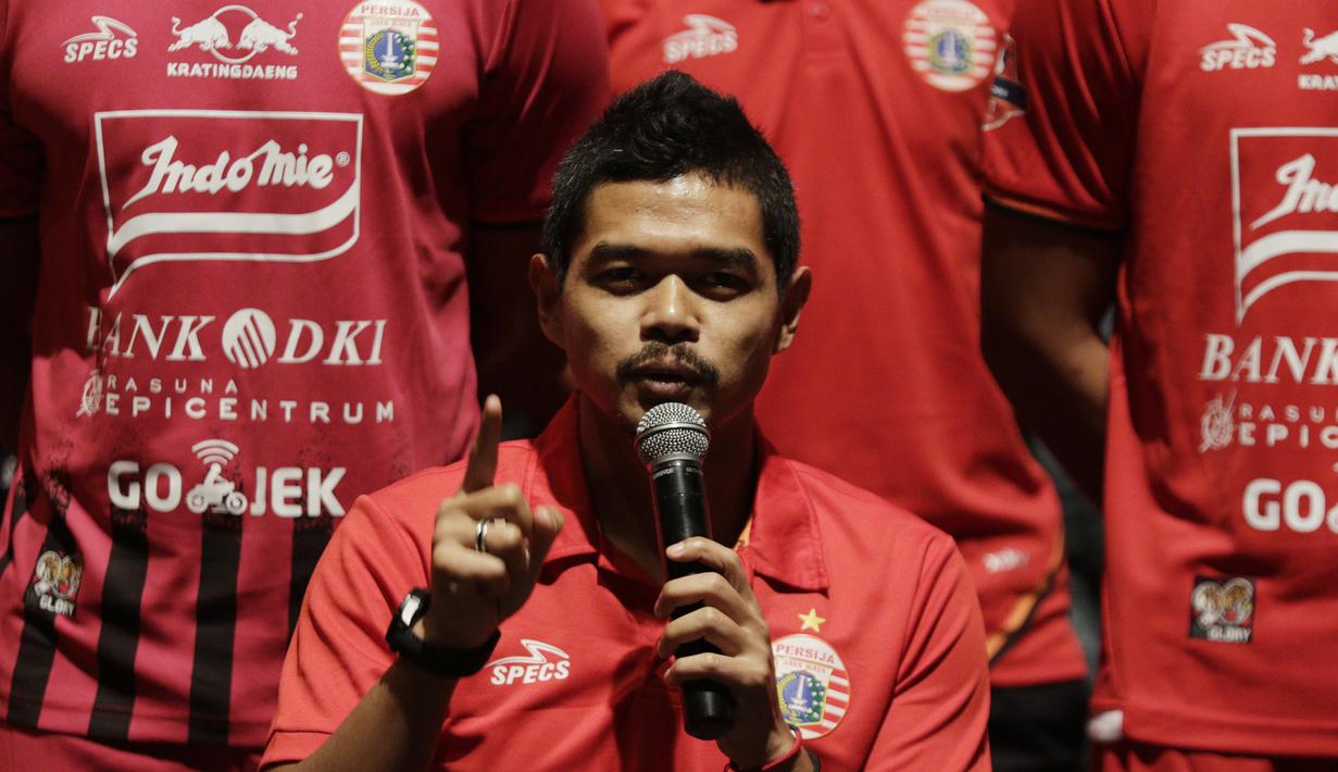 Pemain Persija Jakarta, Bambang Pamungkas, memberi sambutan saat launching tim dan jersey 2019 di Epicentrum, Jakarta, Jumat (17/5). Tim berjulukan Macan Kemayoran itu memperkenalkan 30 pemain serta jersey untuk berlaga di Liga 1 2019. (Bola.com/M Iqbal Ichsan)