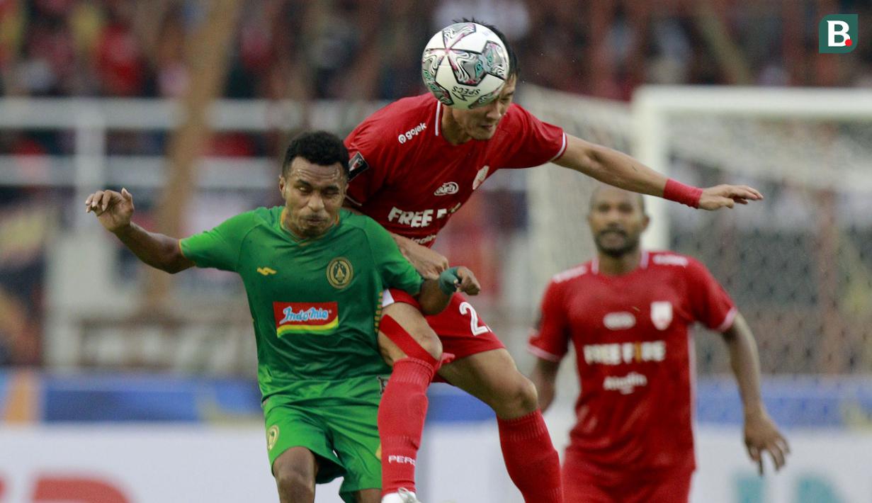 Pemain PSS Sleman, Todd Rivaldo Albert Ferre, berebut bola dengan pemain Persis Solo, Sutanto Tan (kanan), dalam lanjutan pertandingan babak penyisihan Grup A Piala Presiden 2022 di Stadion Manahan, Solo, Jawa Tengah, Sabtu (11/6/2022). (Bola.com/Arief Bagus)