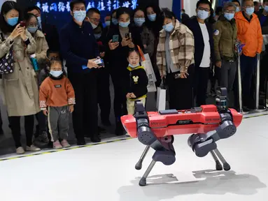 Para pengunjung mengamati robot yang dipamerkan dalam Light of Internet Expo di Konferensi Internet Dunia (World Internet Conference/WIC) 2020, Wuzhen, Zhejiang, China, 22 November 2020. Pameran berfokus pada tren perkembangan internet terbaru dan teknologi mutakhir dunia. (Xinhua/Li Xin)