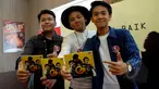Boyband CJR (kiri ke kanan) Kiki, Aldi, dan Iqbal menunjukkan album terbaru mereka yang bertajuk Lebih Baik di kawasan kemang, Jakarta, (8/5/2015). Album tersebut mengkisahkan cinta remaja dengan sentuhan musik bernuansa 80an. (Liputan6.com/Faisal R Syam)