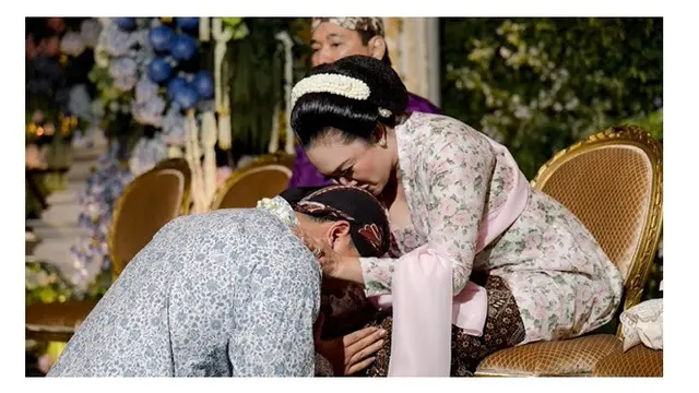 6 Potret Tommy Soeharto dan Tata Cahyani Dampingi Darma Mangkuluhur di Momen Sungkeman