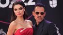 Marc Anthony bersama tunangannya model Paraguay Nadia Ferreira berpose saat tiba menghadiri penghargaan Grammy Latin ke-23 di Michelob Ultra Arena Mandalay Bay di Las Vegas, Nevada, pada 17 November 2022. Ferreira memukau penonton dalam gaun satin merah strapless yang terinspirasi Jessica Rabbit yang memeluk pinggang mungil dan pinggulnya yang indah. (AFP/Chris Delmas)