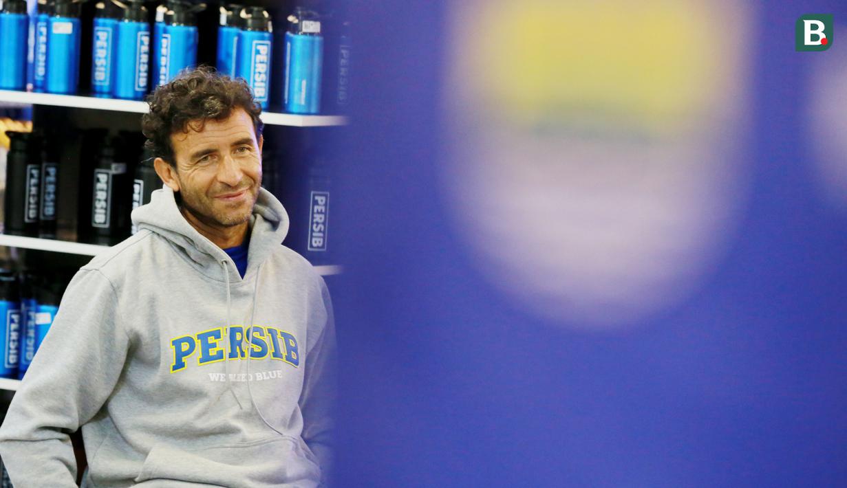 Banyak dari para bobotoh yang berharap kehadiran pelatih asal Spanyol tersebut bisa mengangkat kembali performa pemain dan yang pasti mempersembahkan prestasi bagi Maung Bandung. (Bola.com/M Iqbal Ichsan)