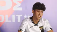 Pemain Timnas U-17 Mierza Firjatullah, menjawab pertanyaan dalam diskusi sekaligus jumpa pers perkenalan Mizone COCOBOOST di Jakarta, Rabu (30/4/2025). (Bola.com/M Iqbal Ichsan)