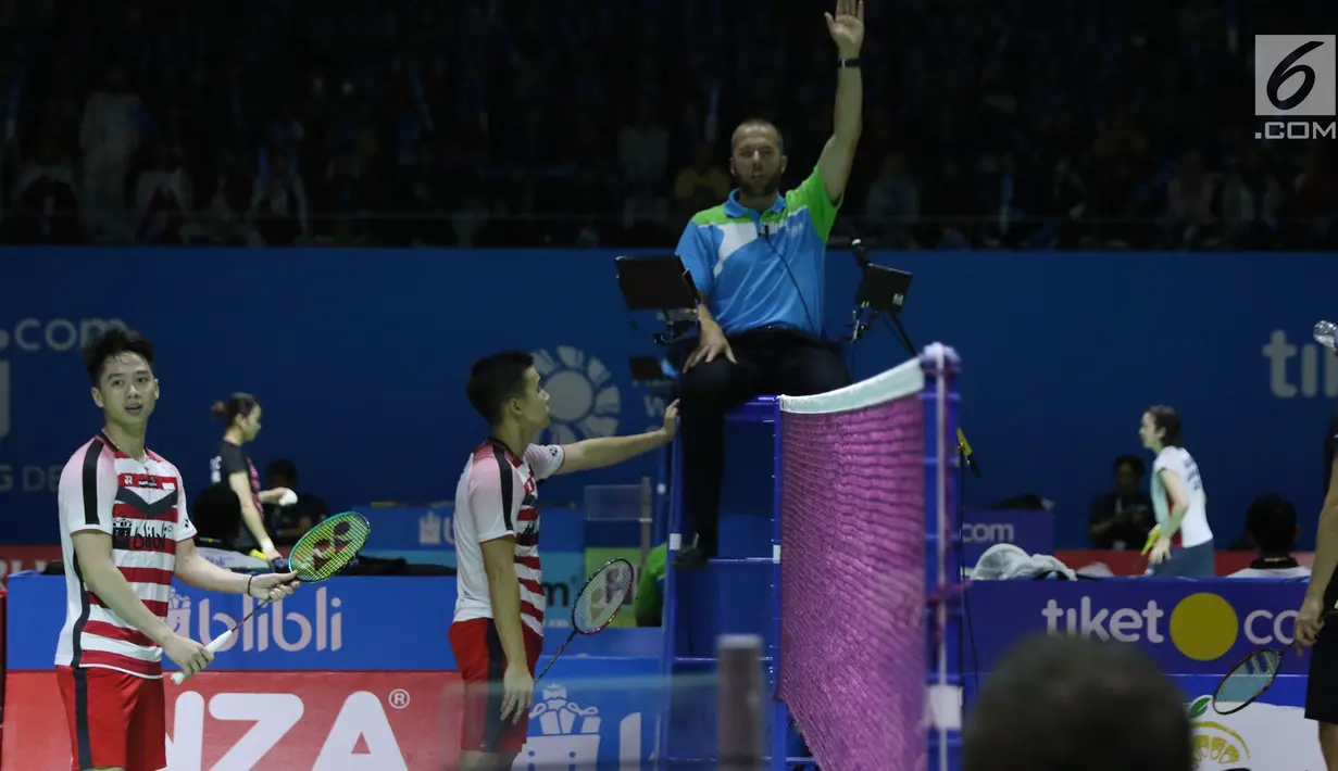 Ganda putra Indonesia, Kevin Sanjaya Sukomuljo/Marcus F Gideon melakukan protes saat lawan Mads Conrad Petersen/Mads Pieter Kolding (Denmark) di 8 besar Indonesia Open 2018, Istora GBK, (6/7). Kevin/Marcus unggul. (Liputan6.com/Helmi Fithriansyah)