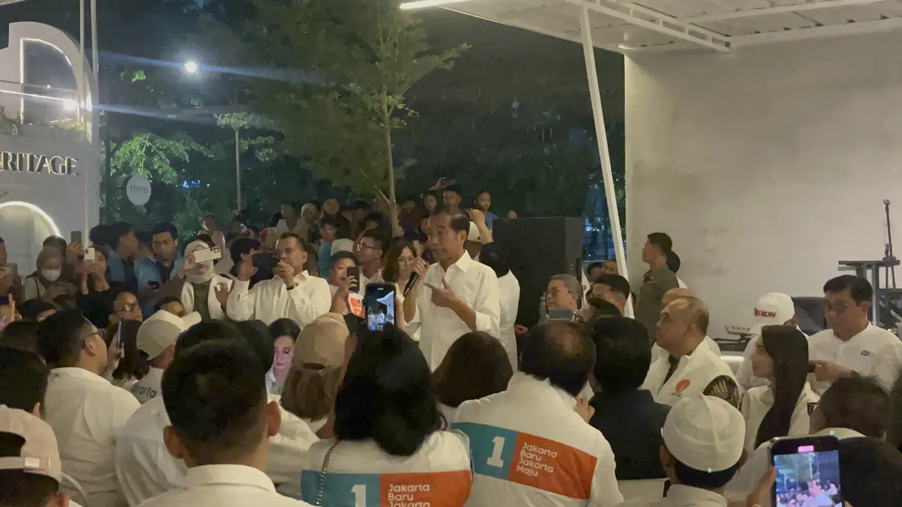 Jokowi dalam sambutannya saat pertemuan dengan calon gubernur Jakarta Ridwan Kamil dan jajaran politikus di parpol KIM, relawan, hingga influencer di kafe Kaizen Heritage, Jakarta Pusat, Minggu (18/11/2024). (Liputan6.com/Winda Nelfira)