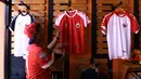 Seorang pengunjung sedang melihat display jersey Persija Jakarta di Crazy Store, Percetakan Negara, Selasa (12/9/2017). Persija dan The Jakmania resmi meluncurkan 43 store di Jabodetabek. (Bola.com/Nicklas Hanoatubun)