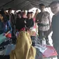 Dua orang polisi mendaftar audisi Liga Dangdut Indonesia di Kendari