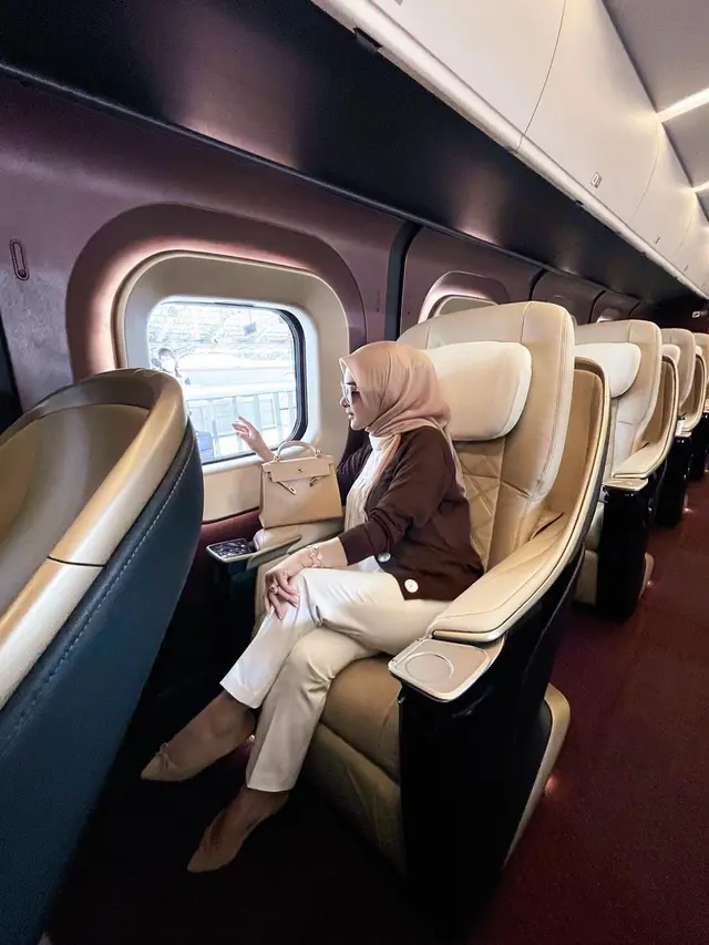 Syahrini naik kereta cepat Shinkanshen (Instagram/princessyahrini)