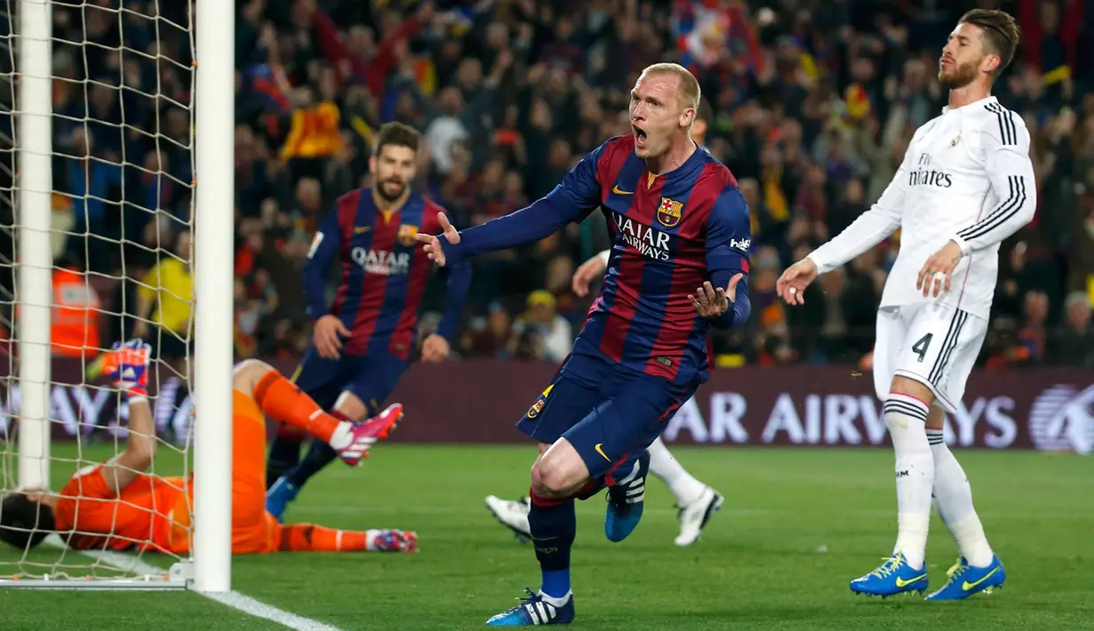 Bek Barcelona, Jeremy Mathieu (tengah) merayakan golnya ke gawang Real Madrid pada laga Liga Spanyol di Stadion Nou Camp, Senin (23/3/2015). Barcelona Menang 2-1 atas Real Madrid. (Reuters/Paul Hanna)