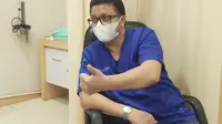 Indra Yovi, dokter spesialis paru yang pertama kali menangani pasien Covid-19 di Riau bersama 12 anggotanya. (Liputan6.com/M Syukur)