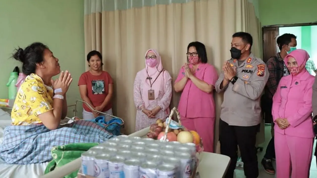 Kepala Polres Meranti AKBp Andi Yul menjenguk guru yang baru saja melahirkan saat peringatan Hari Guru Nasional.