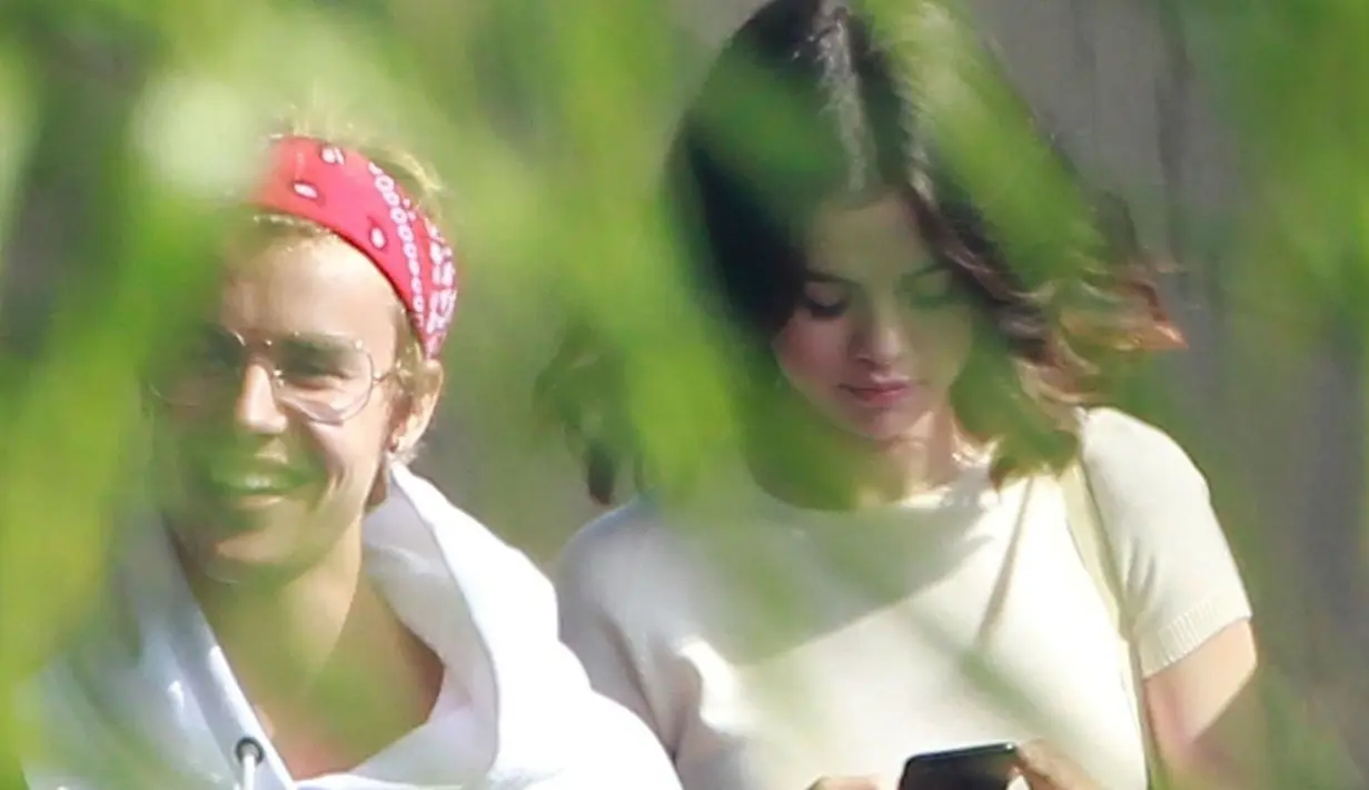 Usai putus, Justin pun terlihat menghabiskan waktunya dengan Baskin Champion. Sementara Selena mengunjungi keluarganya di Texas dan liburan ke Australia. (Elle UK)