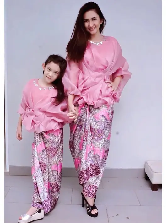 Nah kalau yang satu ini Nafa cantik banget memakai busana yang sama dengan sang anak. Keduanya terlihat seperti anak kembar dengan setelan kain dan blus berwarna pink. (Instagram/nafaurbach)