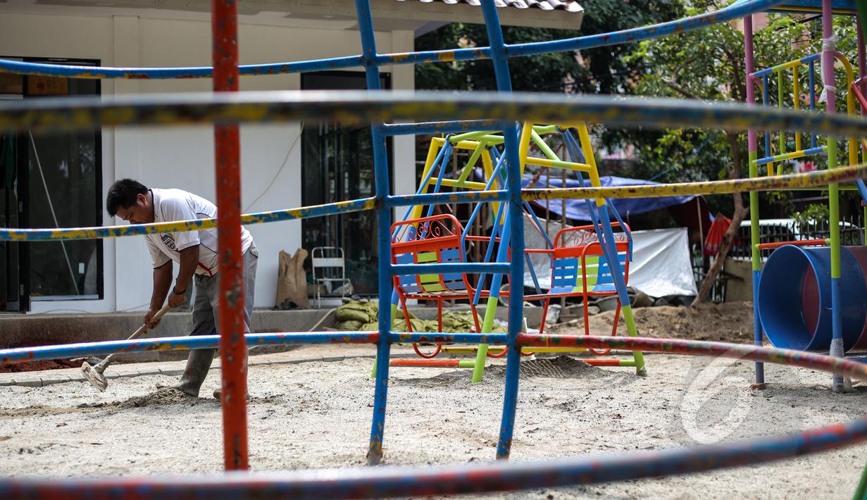 Proyek pembangunan Ruang Publik Terpadu Ramah Anak (RPTRA) di Jalan Tidore RW 05, Kelurahan Cideng, Gambir, Jakarta akhirnya dilanjutkan kembali, Senin (4/5/2015). Pembangunan sempat terhenti akibat diprotes dan disegel warga. (Liputan6.com/Faizal Fanani)