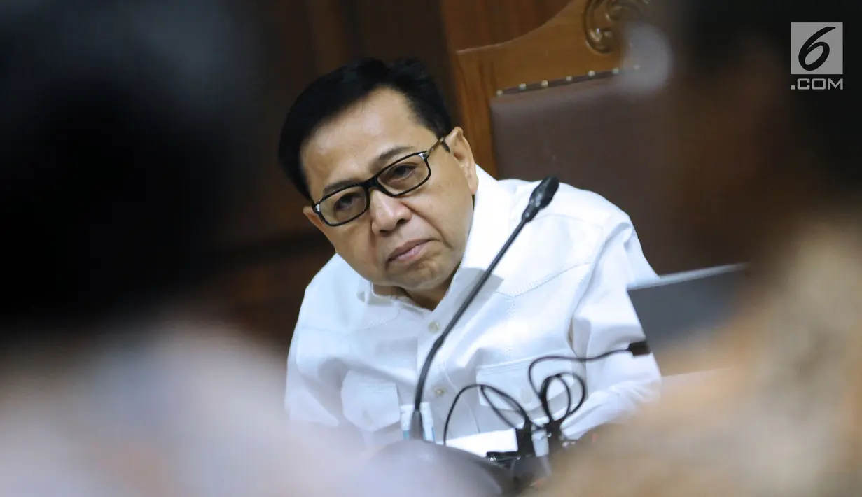 Terdakwa dugaan korupsi proyek e-KTP Setya Novanto menyimak keterangan Dirut PT Quadra Solutions Anang Sugiana Sudihardjo di Pengadilan Tipikor, Jakarta, Kamis (22/2). Tujuh saksi hadir di persidangan. (Liputan6.com/Helmi Fithriansyah)