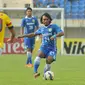 Aksi Hariono saat berlaga melawan Kitchee SC di Stadion Si Jalak Harupat, Bandung, Rabu (27/5/2015). Persib kalah 0-2 dari Kitchee SC dan tersingkir dari 16 besar AFC Cup 2015. (Liputan6.com/Herman Zakharia)