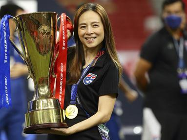 Manajer Timnas Thailand, Nualphan Lamsam, mendadak menjadi sorotan di ajang Piala AFF 2020. Tidak hanya di negaranya, Wanita yang akrab disapa madam Pang ini juga viral di Indonesia. (AP/Suhaimi Abdullah)