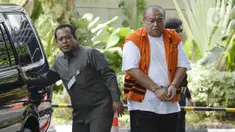 Kontraktor, Muhammad Yamin Kahar tiba untuk menjalani pemeriksaan perdana pasca penahanan oleh penyidik di Gedung KPK, Jakarta, Senin (10/2/2020). Yamin Kahar diperiksa sebagai tersangka terkait suap proyek Jembatan dan pembangunan Masjid Solok senilai Rp 69,8 miliar. (merdeka.com/Dwi Narwoko)