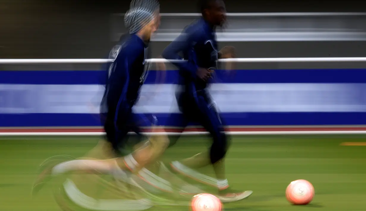 Bek Timnas Prancis, Christophe Jallet (kiri) dan Blaise Matuidi saat berlatih di Clairefontaine, Prancis, jelang bertanding melawan Belanda, (21/3/2016). (AFP/Franck Fife)