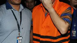 Pemilik PT Binivan Konstruksi Abadi, Effendy Syahputra menutup wajahnya seusai menjalani pemeriksaan di Gedung KPK, Jakarta, Kamis (19/7). KPK menahan Effendy Sahputra selama 20 hari ke depan setelah pemeriksaan sekitar enam jam. (Merdeka.com/Dwi Narwoko)