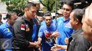 Cagub DKI Jakarta, Agus Harimurti Yudhoyono (kiri) disambut anggota Jaringan Nusantara jelang menerima simbol siaga di Jakarta, Rabu (18/1). Bersama Jaringan Nusantara, AHY melakukan siaga pemilu bersih anti kecurangan. (Liputan6.com/Helmi Fithriansyah)