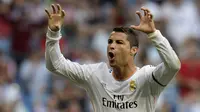 Bintang Real Madrid, Cristiano Ronaldo, merayakan gol yang dicetaknya ke gawang Getafe pada laga La Liga Spanyol di Stadion Santiago Bernabeu, Spanyol, Minggu (22/9/2013). (AFP/Dani Pozo)