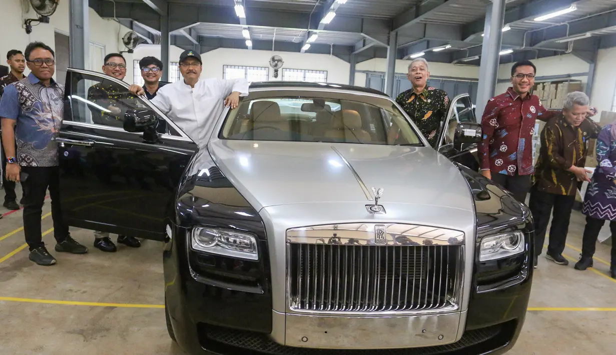 Menteri Sosial Saifullah Yusuf bersama Wakil Menteri Sosial Agus Jabo dan perwakilan pemenang lelang berpose dengan mobil mewah Roll-Royce yang laku dilelang senilai Rp2.539.957.000 di Gudang Konvensi Kementerian Sosial Kompleks Taman Makam Pahlawan Kalibata, Jakarta, Selasa (24/6/2025). (merdeka.com/Arie Basuki)