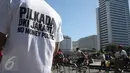 Mahasiswa Tim Pengawal Pilkada Jakarta Kesatuan Aksi Mahasiswa Muslim Indonesia  (TPPJ KAMMI) mengenakan kaos Pilkada DKI Jakarta No Money Politik saat aksi damai pada kegiatan Car Free Day di Jakarta, Minggu (9/4). (Liputan6.com/Angga Yuniar)