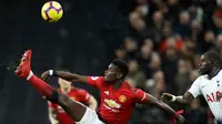 Gelandang Manchester United, Paul Pogba berusaha mengontrol bola dari kawalan pemain Tottenham Hotspur, Moussa Sissoko pada pertandingan lanjutan Liga Inggris di stadion Wambley, London (13/1). MU menang tipis 1-0 atas Tottenham. (AP Photo/Matt Dunham)