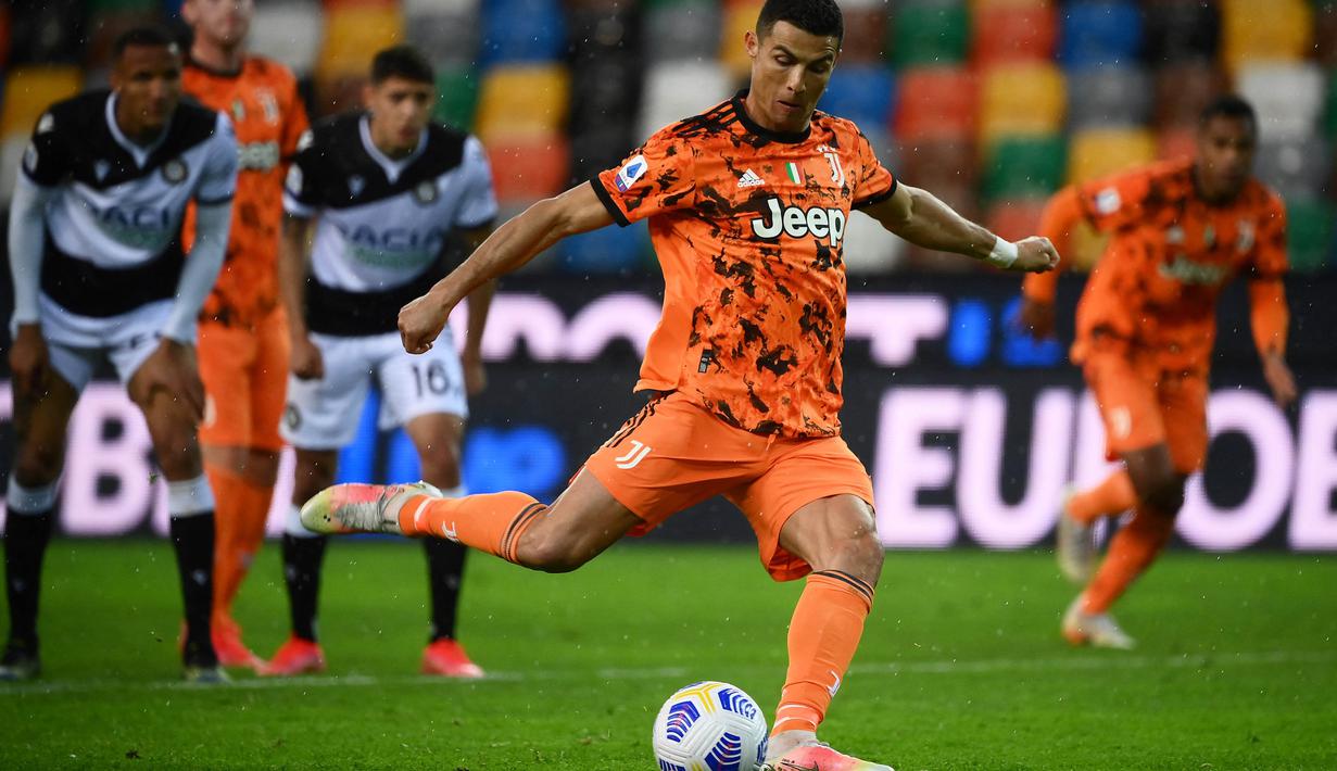 Striker Juventus, Cristiano Ronaldo, melepaskan tendangan penalti ke gawang Udinese pada laga Liga Italia di Dacia Arena, Minggu (2/5/2021). Juventus menang dengan skor 1-2. (AFP/Marco Bertorello)