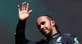 Pembalap Inggris dari tim Mercedes AMG Petronas F1, Lewis Hamilton melambaikan tangan untuk upacara podium setelah Grand Prix Belgia di Sirkuit Spa-Francorchamps, 28 Juli 2024. (SIMON WOHLFAHRT/AFP)