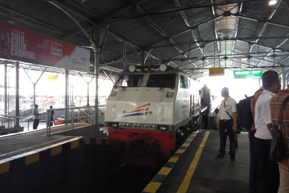 Saat ini jalur darat Sukabumi ke Bogor cukup macet sehingga perlu alternatif lain seperti kereta api.