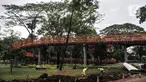 Pekerja menyelesaikan pembangunan Tebet Eco Garden di Jakarta Selatan, Kamis (3/3/2022). Pembangunan Tebet Eco Garden masuk proses finishing dan akan memiliki fasilitas jembatan penghubung, area bermain anak, community garden, thematic garden, dan sarana olahraga. (merdeka.com/Iqbal S. Nugroho)