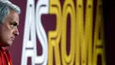 Pelatih AS Roma, Jose Mourinho saat mendatangi laga lanjutan Liga Italia antara AS Roma melawan Frosinone Calcio di Olympic Stadium, Roma, Italia, 1 Oktober 2023. (AFP/Filippo Monteforte)