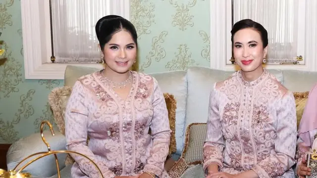 Annisa Pohan dan Menteri Pariwisata Widiyanti Wardhana saat Kondangan. [(@agusyudhoyono)