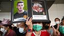 Penggemar Manchester United Football Club asal Thailand menyambut kedatangan skuad Setan Merah, Sabtu (9/7/2022) di bandara Bangkok, Thailand. (AFP/Manan Vatsyayana)