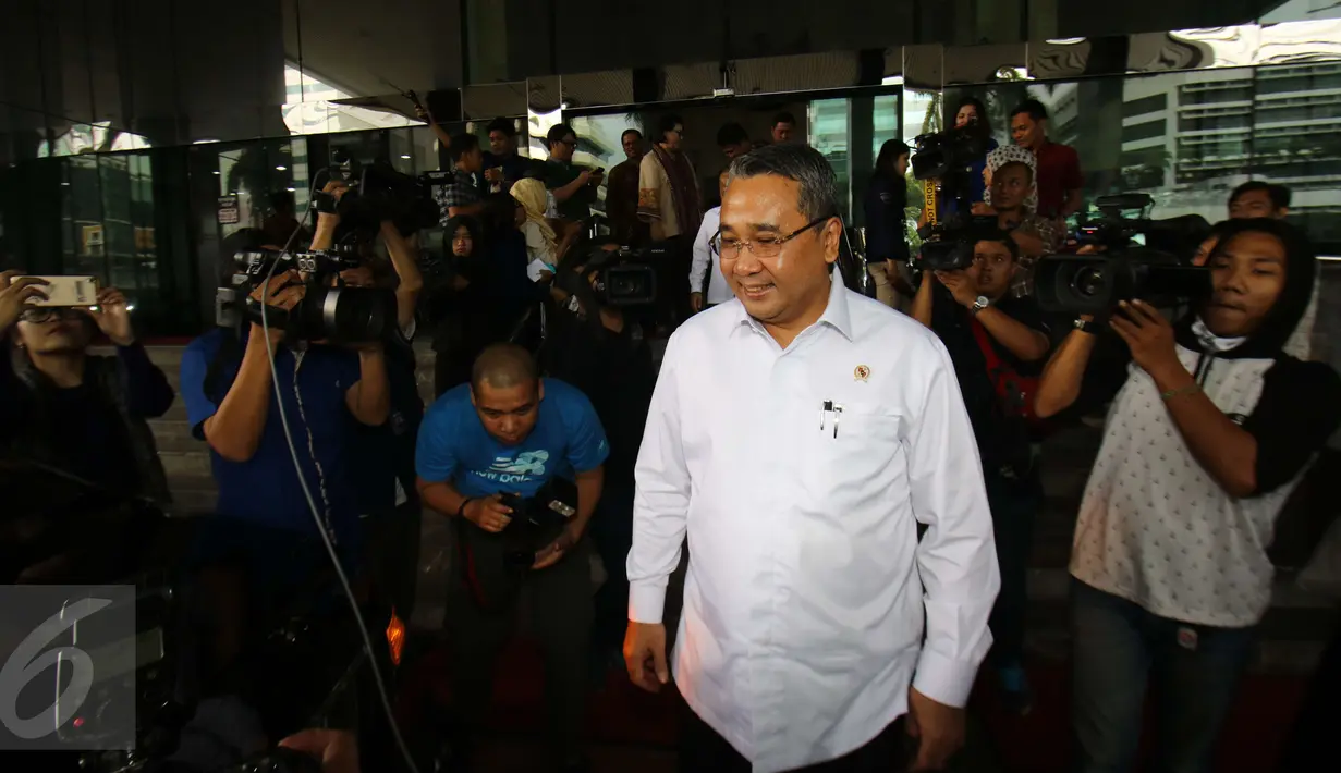 Menteri Desa PDT dan Transmigrasi Eko Putro Sandjojo usai melakukan pertemuan dengan KPK, Jakarta, Rabu (1/2). Pertemuan tersebut membahas soal anggaran dana desa untuk mencegah dari penyimpangan korupsi. (Liputan6.com/Helmi Afandi)