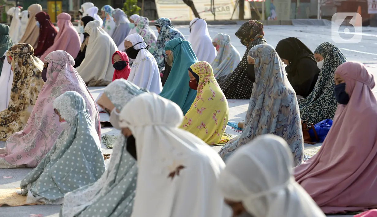 Pegawai pemerintahan Wali Kota Tangerang Selatan melaksanakan salat Idul Adha 1441 H di Masjid Al I'tishom, Kompleks Wali Kota Tangerang Selatan, Jumat (31/7/2020). Salat menerapkan physical distancing atau jaga jarak untuk mengantisipasi penularan COVID-19. (merdeka.com/Dwi Narwoko)