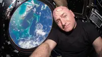 Scott Kelly dan Mikhail Kornienko memecahkan rekor NASA untuk berada di luar angkasa dengan waktu terlama, yaitu 340 hari.