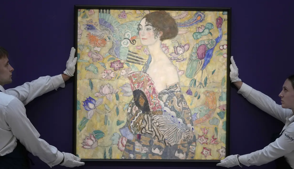 Balai lelang Sotheby's mengatakan bahwa “Dame mit Fächer” — Lady with a Fan — akan dilelang pada tanggal 27 Juni di London dengan kisaran 65 juta poundsterling ($80 juta atau sekitar Rp 1,2 trilun) - harga tertinggi yang pernah ada untuk sebuah karya yang ditawarkan di Eropa. (AP Photo/Kirsty Wigglesworth)