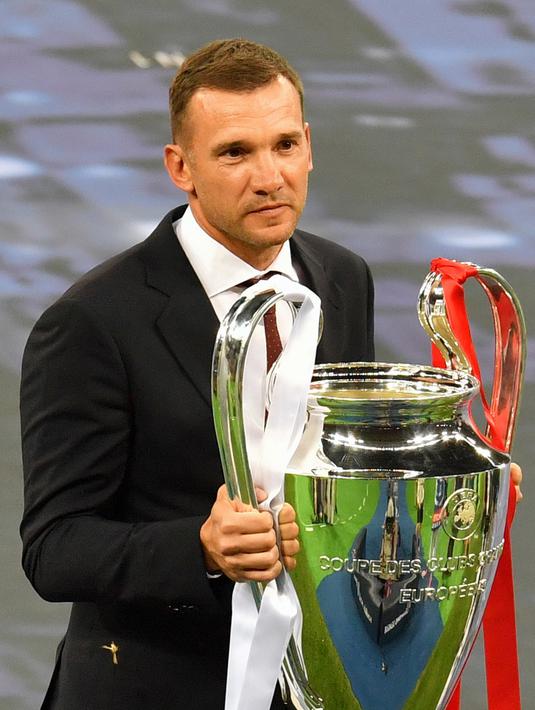 3. Andriy Shevchenko - Menjadi top skor liga Ukraina dengan total 60 gol. Torehan yang membuat Milan segera membawa penyerang lihai tersebut ke San Siro. (AFP/Sergei Supinsky)