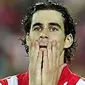 Reaksi kekecewaan gelandang Atletico Madrid Tiago Mendes seusai kekalahan timnya dari Sevilla di final Piala Raja di Nou Camp, 19 Mei 2010. Sevilla unggul 2-0. AFP PHOTO / JOSEP LAGO 