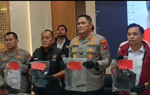 Polisi menjelaskan kasus pembunuhan sesama jenis di Batam. (Liputan6.com/Ajang Nurdin)