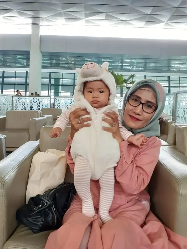 Jadi Cucu Kesayangan, Ini 6 Momen Alea Anak Raditya Dika Bareng Neneknya